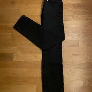 Svarta jeansbyxor - Snygga svarta jeansbyxor med klassisk design. De har en rak passform och är perfekta för en stilren look. Byxorna har fickor fram och bak samt en knapp och dragkedja i gylfen. Pris kan diskuteras vid snabb och smidig affär‼️