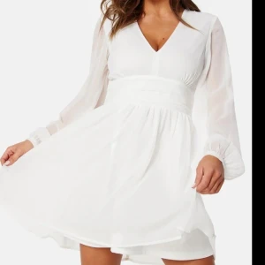 studentklänning - fin klänning från bubbleroom. nypris 599 Den har lite trådar som gått upp