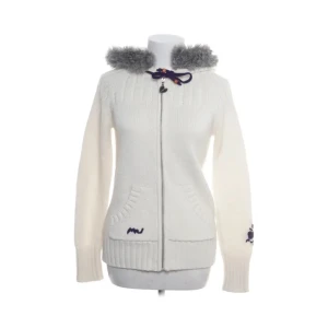 Tröja med fluff/fur - Super söt clean y2k tröja som har en fräsch look och passformen är helt perfekt! Den har lila detaljer på sidan, om ni vill ha en närmare bild kan ni gärna fråga!  Det går även att ta av fluffet från luvan!