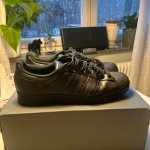 Adidas superstars svart läder 10.5 - Ganska bra skick dom har lite slit. Nypris 1200. Låda ingår inte. Har du frågor så försöker jag att svara så snabbt som möjligt. Dom finns i stockholm! 