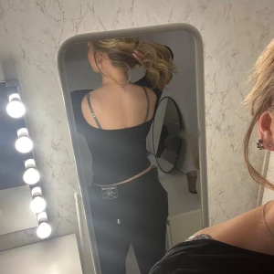 Svart långärmad topp från Gina Tricot - Säljer en stilren svart långärmad topp från Gina Tricot. Perfekt för en enkel och elegant look. Toppen har en normal passform och är tillverkad i ett mjukt material.