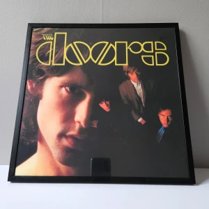 The Doors - Albumaffisch, 31.5x31.5cm  - The Doors - The Doors albumaffisch, 31.5x31.5cm Helt ny - Passar bra i IKEAs tavelram Lomviken!  Skickas i papprulle - Ramen ingår inte!