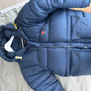 Fjällräven jacka - Säljer nu min gamla modell av fjällräven jacka! Snörena är borta och en liten defekt på baksidan som jag lappat. Den är köpt denna vinter på Plick❤️ första bilden är från tjejen jag köpte den av❤️ jag kan tänka mig gå ner i pris vid snabb affär