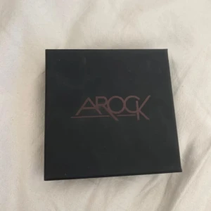 Silverfärgat halsband från Arock - Snyggt och robust halsband i silverfärgat stål från Arock. Kedjan har en flätad design som ger ett stilrent och modernt intryck. Perfekt för att komplettera din look med en touch av elegans.