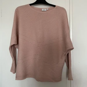 Rosa ribbad tröja från KappAhl - Säljer en stilren rosa tröja från KappAhl. Tröjan har ett ribbat mönster och långa ärmar. Den mjuka färgen gör den lätt att matcha med olika outfits. Perfekt för både vår och höst! 💖💖