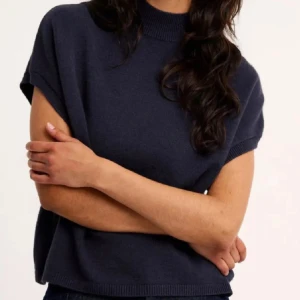 Kortärmad stickad topp Kappahl  - Mörkblå stickad topp med korta ärmar och polokrage från Kappahl, lite nopprig men fortfarande bra skick💞nypris 400kr