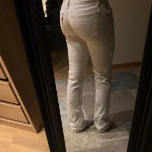 Vita Levis Jeans - Snygga vita jeansbyxor med en tight passform. Mammas gamla jeans, säljs inte längre. Kommer inte till andvändning  💗💗💗skriv gärna vid frågor, svarar så fort som möjligt.