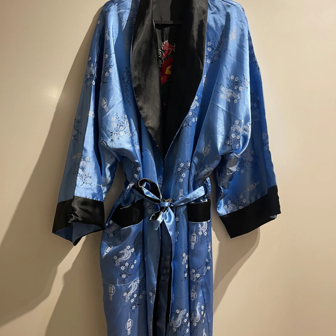 Morgonrock kimonomodell vändbar blå och svart