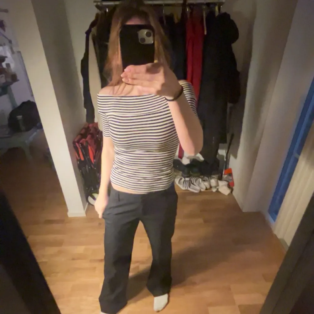 Säljer en randig offshoulder topp i svart och vit. Använd max 5 gånger så jättebra skick. Materialet är mot silkes hållet, väldigt skön. T-paidat.