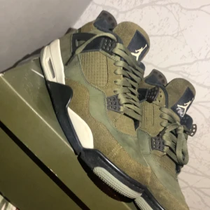 Jordan 4 retro olive  - Tjena säljer ett par Jordan 4 retro olive i storlek 45. Skick 9.5/10, Äkta och kvitto finns köpt runt förra vintras advänt 2 gånger.