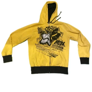 Yellow hoodie  - Bara använd några gånger.                                    hål vid slutet av dragkedjan.                                61 cm från botten till nacken.                                  37 cm bröstlängd.                                                  60 cm armlängd