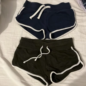 Shorts  - Två par shorts i storlek S. Ett par blå ett par bruna.
