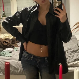 Svart skinnkappa - Snygg och tunn kappa i skinnimitation, passar bra över en tjockare tröja och perfekt till våren🫶