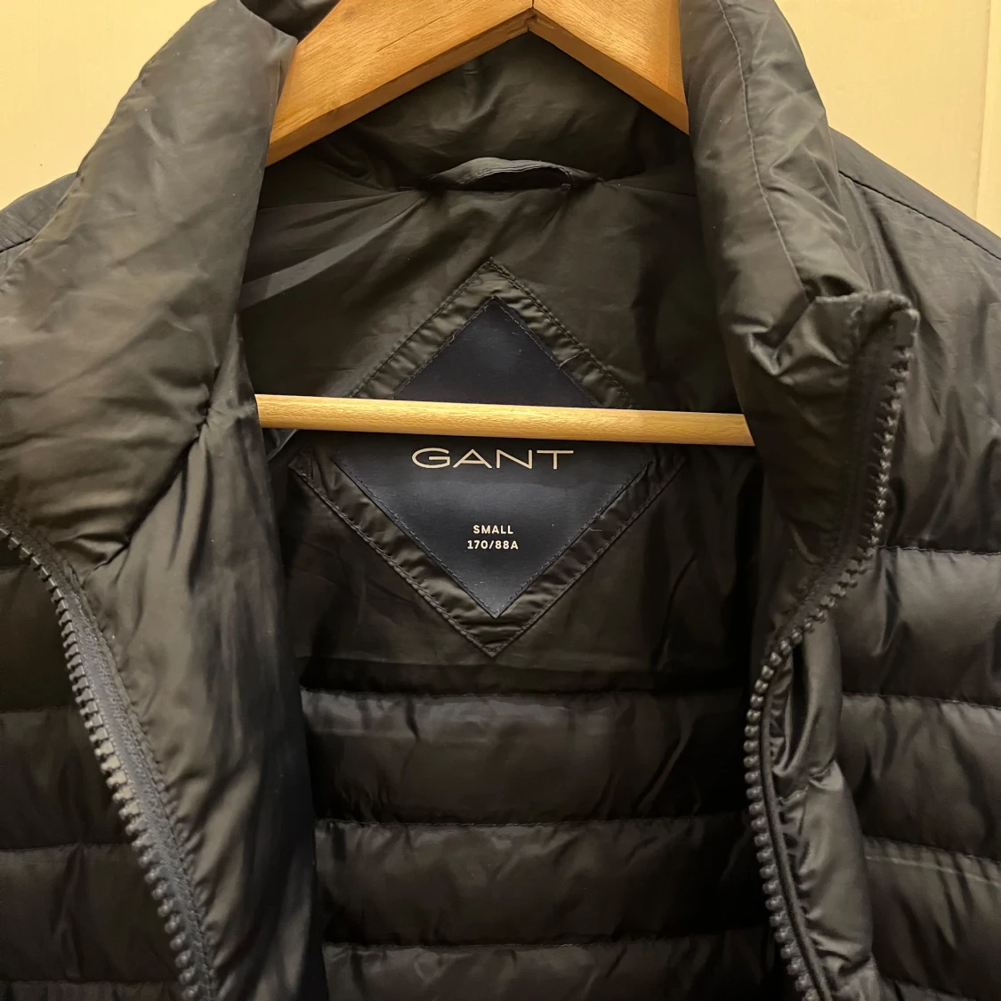 Svart pufferjacka från GANT - 1