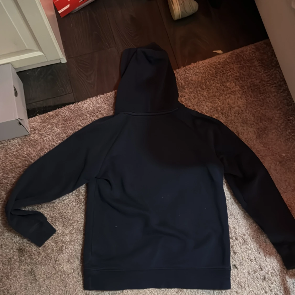 Mörkblå hoodie från GANT - 2