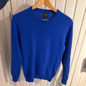 100% cashmere sweatshirt J crew - Säljer en stilren blå kashmirtröja från J.Crew. Den kostar nypris 2799kr mittpis 949kr. Den är i storlek xs 100% Kashmir. Bara att höra av er vid funderingar mvh Liam!🧥💙