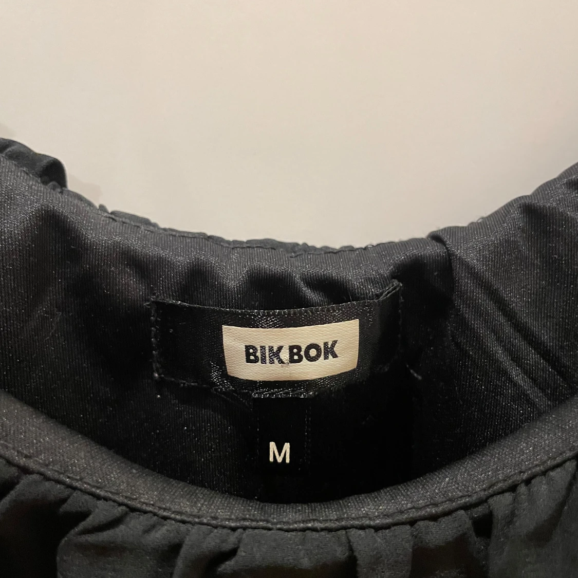 Svart ärmlös topp från Bik Bok - 1