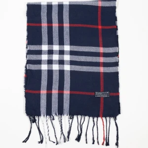 Rutig halsduk från Burberry - 6. Snygg rutig halsduk från Burberry i marinblått, vitt och rött. Tillverkad i 100% lammull, vilket gör den både varm och mjuk. Perfekt accessoar för att hålla stilen under kyliga dagar. Fransen ger en extra touch av elegans.