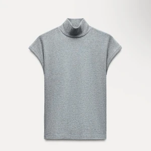 Grå polotopp - Snygg grå polotopp med korta ärmar. Perfekt för en stilren look. Tillverkad i ett mjukt material som ger en bekväm passform.