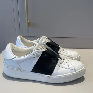 Valentino opens - Vita valentino opens storlek 43 passar 44