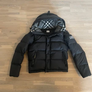 Burberry lockwell jacka  - Burberry väst/jacka. Skick 9/10 inga defekter. Storlek M. Äkthetsbevis finns. 