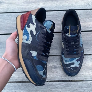 Valentino Rockrunner skor - Rockrunners i en riktigt fet modell! Nyskick, förutom lite skadad vid insida häl. Endast skor. Kontakta mig för fler frågor eller funderingar!