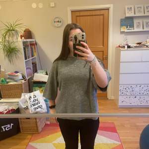 Säljer en mysig grå stickad tröja med trekvartsärmar. Aldrig använt,Priset går att diskuteras. Perfekt för kyligare dagar och enkel att matcha med olika outfits. Tröjan har en avslappnad passform som ger en bekväm känsla.❤️
