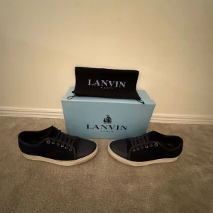 Mörkblå sneakers från Lanvin - Feta (Mörkblå) skor från Lanvin. Skick 8/10 och du får med box inklusive dustbag🙌🏽Passar 43-44. Skriv till mig vid några funderingar👍🏽💯Tar också byten💪🏽
