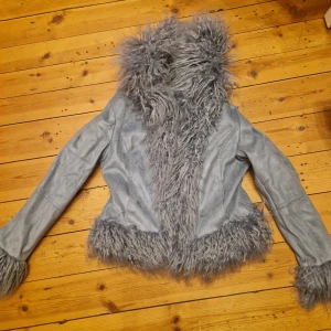 Pälsjacka - Ascool pälsjacka från urban outfitters. Knappt använd. Gråblå i färgen 