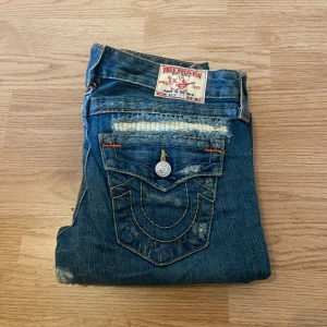 True religion jeans  - !skicka bud för snabb affär! Fina true religion jeans, lågmidjade. Storlek  26 i mycket bra skick. Fet Distressing. Mått:                                                        Midja 36cm Ytter en 103cm Innerben 81,5cm Ben öppning 20cm