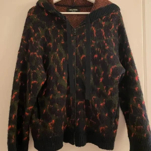 Mönstrad hoodie från Zadig et Voltaire - Säljer en unik mönstrad hoodie från Zadig. Den har leopard mönster och är i ullblandning. Nypris ligger på ca 3000kr och jag säljer för 900kr❤️jätteskönt och väldigt bra skick. Skriv för mer bilder/information