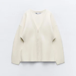 Söt vit åtsittande kofta  - Jättesöt och trendig kofta från zara som tyvärr inte kommer till användning längre!💘 Nästan helt oanvänd, bra skick! Pris kan diskuteras.