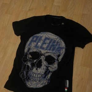 Philipp Plein - Tja säljer nu en Philipp Plein T-shirt som jag endast använt en gång, riktigt fet och soft till sommaren, hör av er vid minsta intresse!