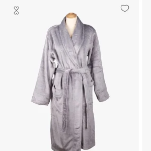 Grå morgonrock med knytband - Mysig grå morgonrock i mjukt material med knytband i midjan och två stora fickor framtill. Den är i storlek s/m, men själv har jag haft den när jag annars bar xs💘