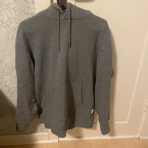 Grå hoodie från Selected Homme - Säljer en stilren grå hoodie från Selected Homme