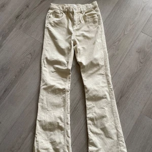 Beige manchesterbyxor - Snygga beige manchesterbyxor i bootcut-stil. Använda 1 gång i storlek 32 