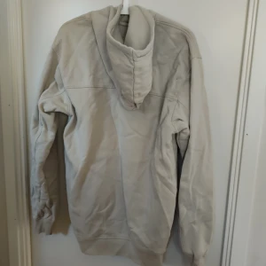 Beige hoodie från Vailent - Säljer en beige hoodie från Vailent med texten 'Silence' tryckt på framsidan. Den har en klassisk design med en stor ficka framtill och justerbar huva. Perfekt för en avslappnad stil.