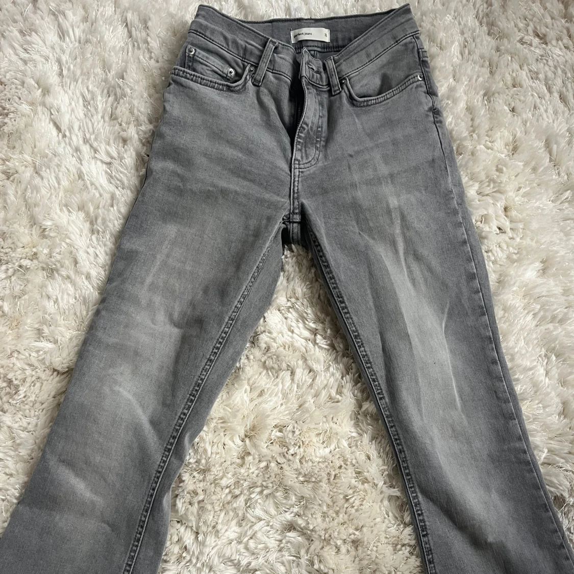 Grå jeans från Gina Tricot