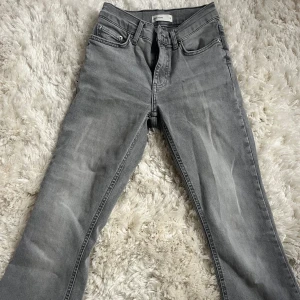 Grå jeans från Gina Tricot  - Snygga grå jeans från Gina Tricot i bootcut modell. 
