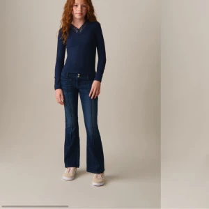 Blå jeans från Gina Young  - Ett par jätte fin jeans från Young aldrig använt men så fina som är i längden 152 🩷