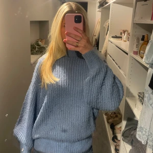 Blå stickad tröja - Mysig blå stickad tröja med hög krage och långa ärmar. 💙