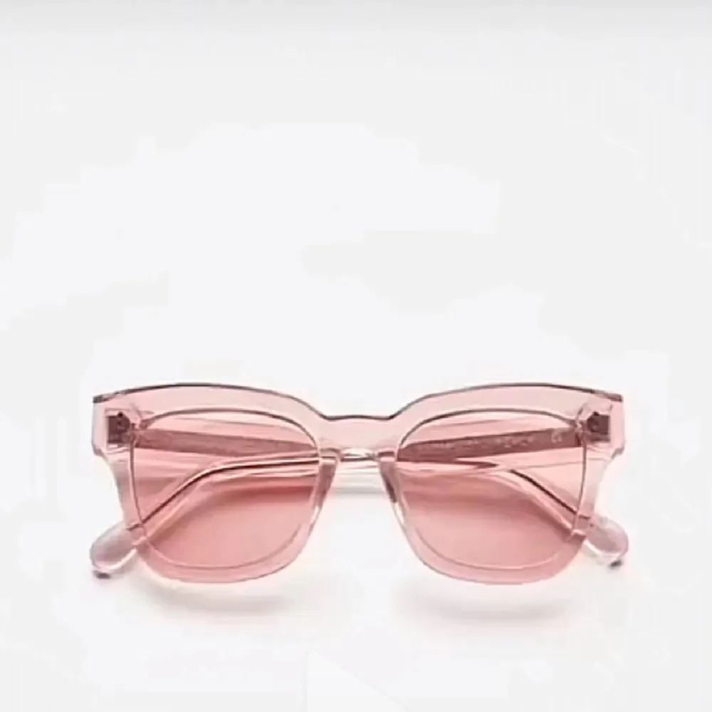 Snygga rosa solglasögon från Chimi med transparent båge och fyrkantig form. Perfekta för att ge en färgklick till din stil. Kommer med originalförpackning. De har 100% UV skydd mot solen. Nyskick och använda ca 3 gånger.. Asusteet.