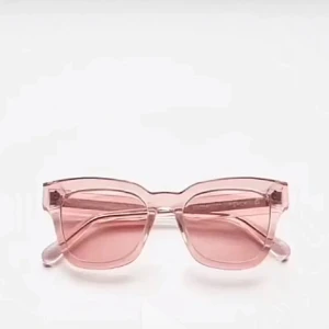 Rosa solglasögon från Chimi - Snygga rosa solglasögon från Chimi med transparent båge och fyrkantig form. Perfekta för att ge en färgklick till din stil. Kommer med originalförpackning. De har 100% UV skydd mot solen. Nyskick och använda ca 3 gånger.