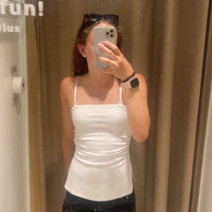 Vit tubtopp från Stradivarius - white tube top with slit on the side💗💗.