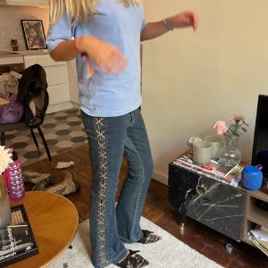 Jeans med snörning - Såååå fina jeans med snörning!!! Knappt använda 💘💘💘