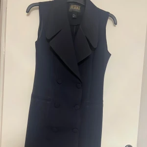 Mörkblå väst  - Elegant mörkblå väst från Gianfranco Ferré med dubbelknäppning och breda slag. Perfekt för en stilren look.