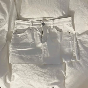 Mini skirt - Säljer denna vita minikjol då den inte kommer till användning. Perfekt till sommaren. Startar nu en budgivning pga hög efterfrågan. Startar på 200kr💕 