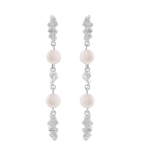 Silverörhängen med pärlor - Eleganta silverörhängen med två vita pärlor på varje örhänge. Designen är stilren med detaljerade silverlänkar mellan pärlorna. Perfekta för att ge en sofistikerad touch till din look.