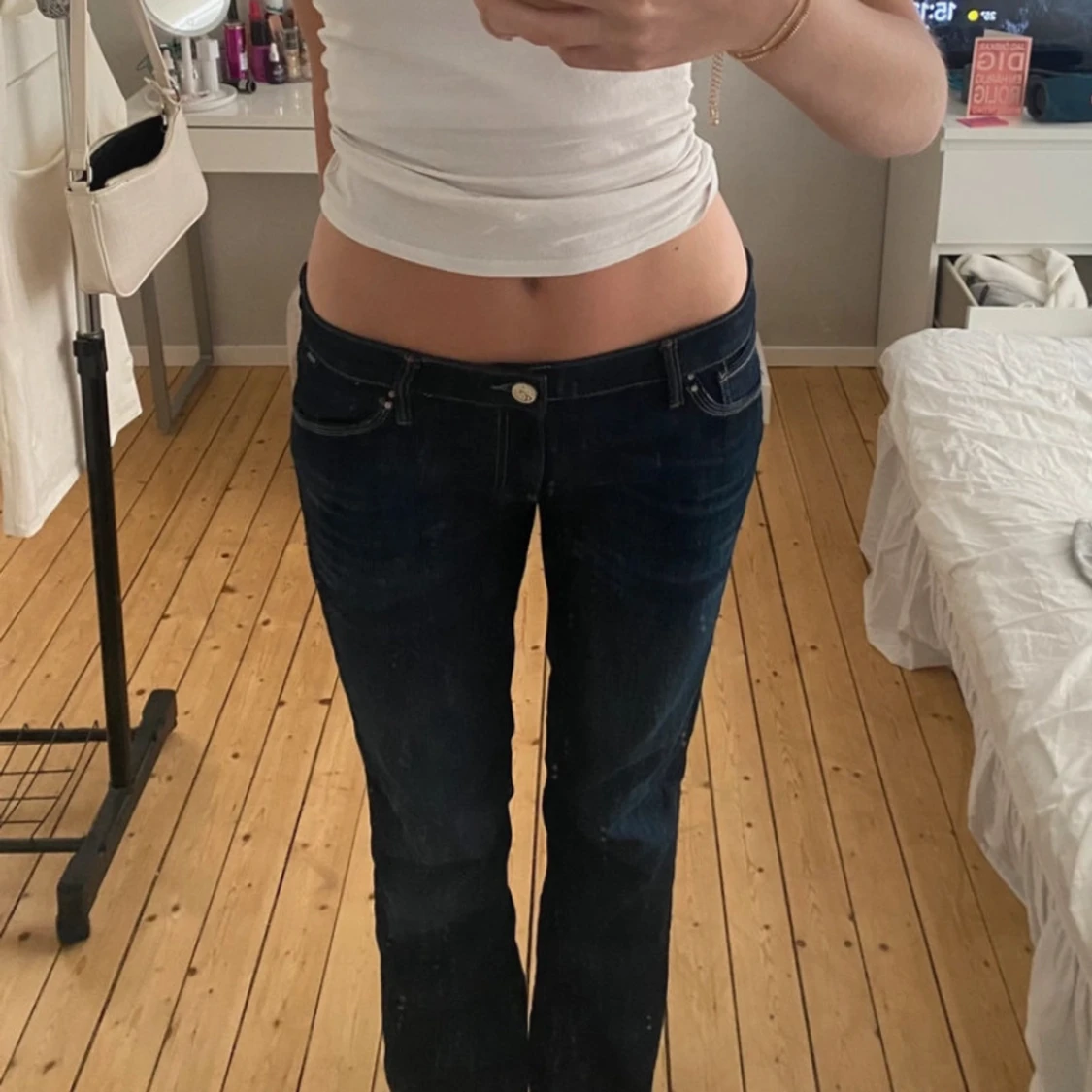 Mörkblå jeans med bootcut