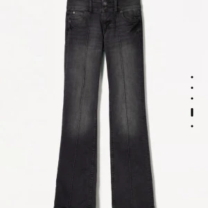 Svart/gråa bershka jeans  - Super snygga och sitter bra, men använder dom inte längre🥰